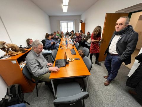 Účastníci jednání AOPK v Doksech u dlouhého stolu