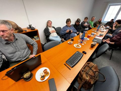 Pohled podél jednacího stolu a přítomní účastníci