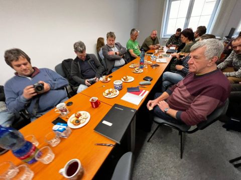 Účastníci jednání po obou stranách dlouhého stolu