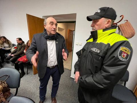 Strážník Městské policie Doksy v jednací místnosti AOPK