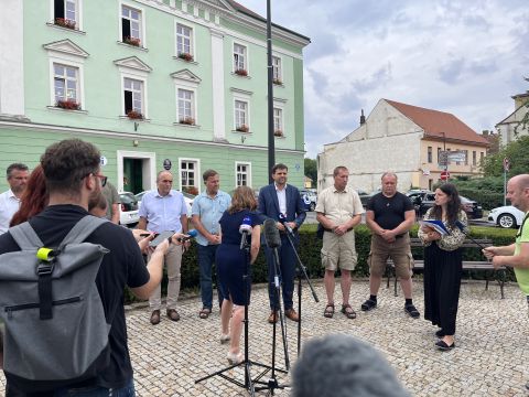 Tiskovka v Dubé: Libor Hartych ve světlé košili, napravo od něj Rostislav Procházka v černém tričku
